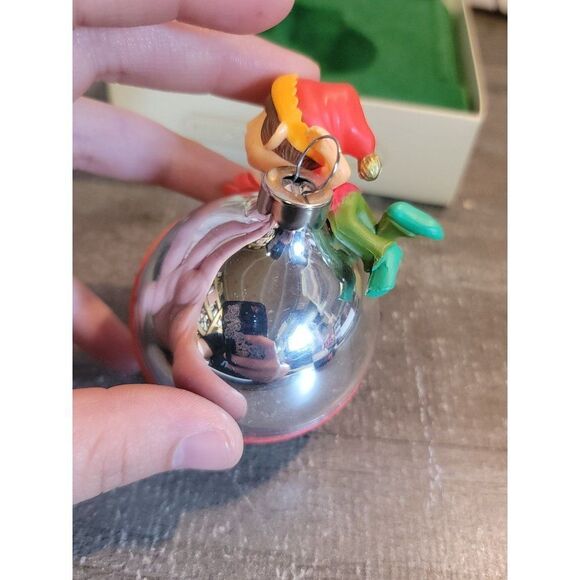 Hallmark 1981 elf Peeking ornament Xmas decor - Picture 2 of 4